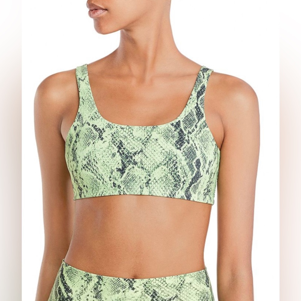 Alo Yoga Vapor Snakeskin Bra. Green. Medium.